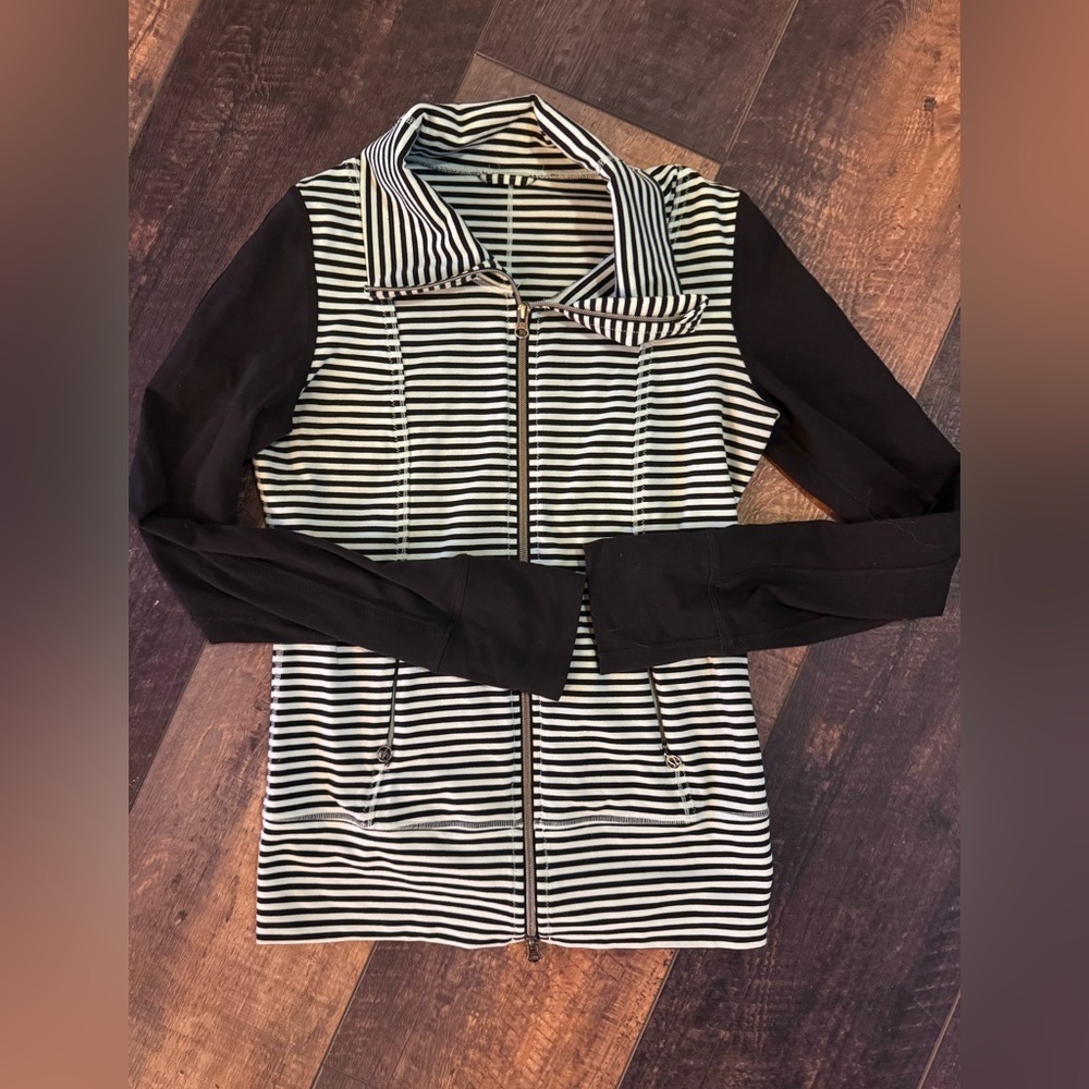 lululemon Women’s Mint Black Striped Full Zip Jacket Size 6 Thumbholes